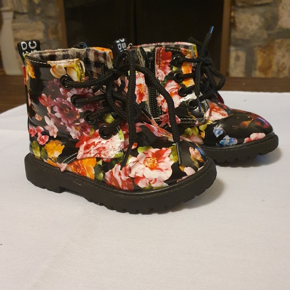 Doc Marten-like floral patent leather boots - Picture 3 of 5